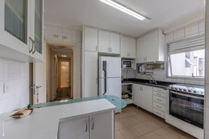 Image 30 - 922558