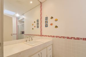 Image 33 - 922565