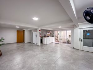 Image 12 - 922566