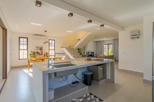 Image 16 - 922583