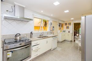 Image 19 - 922635