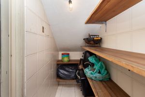 Image 28 - 922650