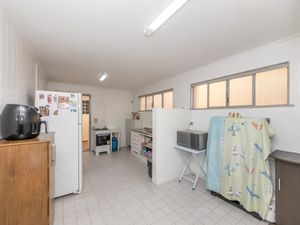 Image 10 - 922660