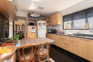 Image 17 - 922728