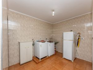 Image 6 - 922782