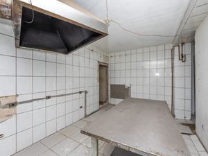 Image 24 - 922800