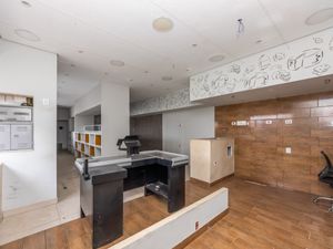 Image 8 - 922800