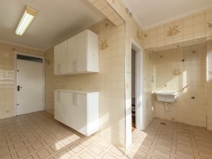 Image 13 - 922852
