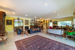 Image 17 - 922910