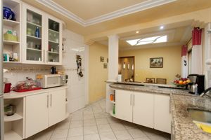 Image 11 - 922932
