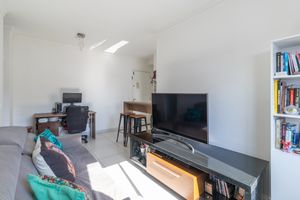 Image 4 - 922939