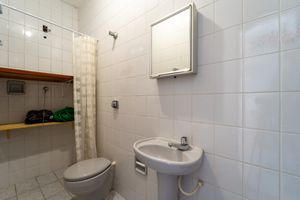 Image 29 - 922957