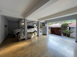 Image 8 - 922990