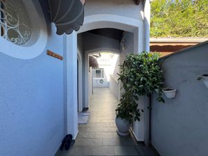 Image 21 - 922990