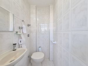 Image 19 - 923002