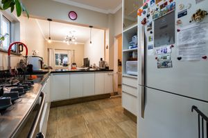 Image 10 - 923004