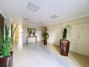 Image 19 - 923025