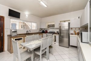 Image 10 - 923227