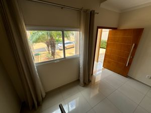 Image 4 - 923297