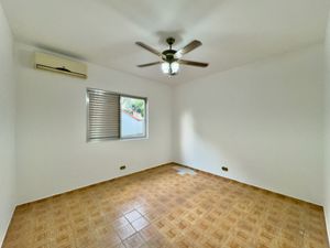 Image 37 - 923298