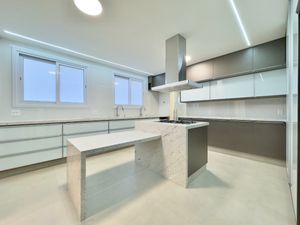 Image 22 - 923487