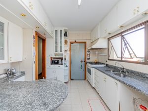 Image 26 - 923517