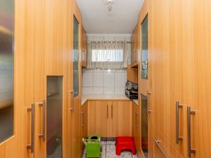 Image 14 - 923517