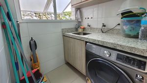 Image 19 - 923548