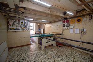 Image 31 - 923550