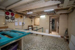 Image 30 - 923550
