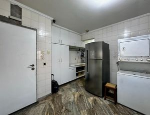 Image 42 - 923552
