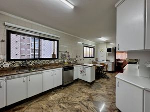 Image 31 - 923552