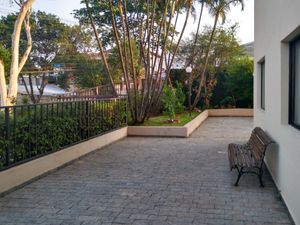 Image 17 - 923563