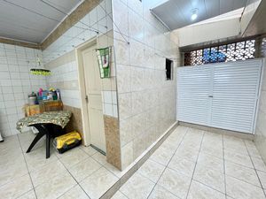 Image 21 - 923579