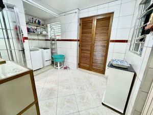 Image 25 - 923579