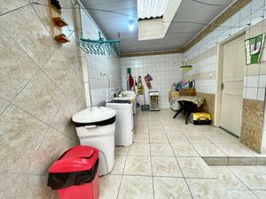 Image 22 - 923579