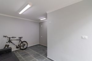 Image 37 - 923606