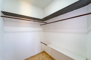 Image 21 - 923608