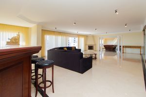 Image 6 - 923617