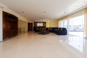 Image 1 - 923617