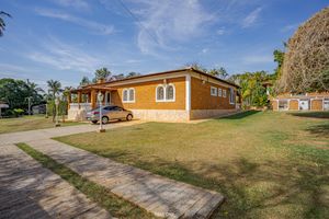 Image 15 - 923640