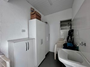 Image 52 - 923652