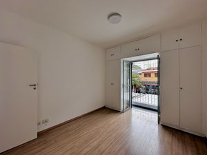 Image 37 - 923652