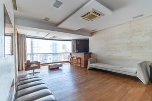 Image 1 - 923653