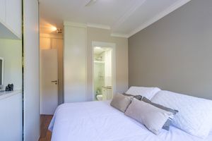 Image 19 - 923676