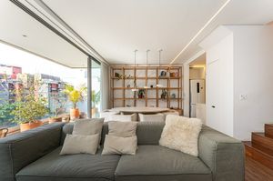 Image 1 - 923677