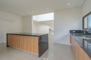 Image 11 - 923681