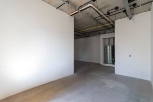 Image 33 - 923700