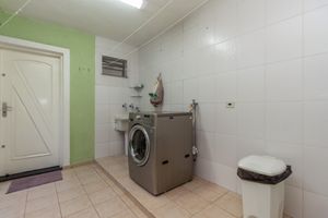 Image 37 - 923728