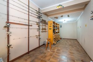 Image 37 - 923730